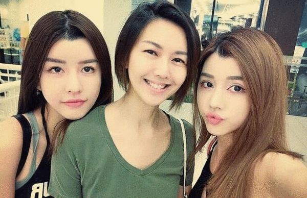 笑容亲和一如既往！孙燕姿素颜与By2姐妹合影