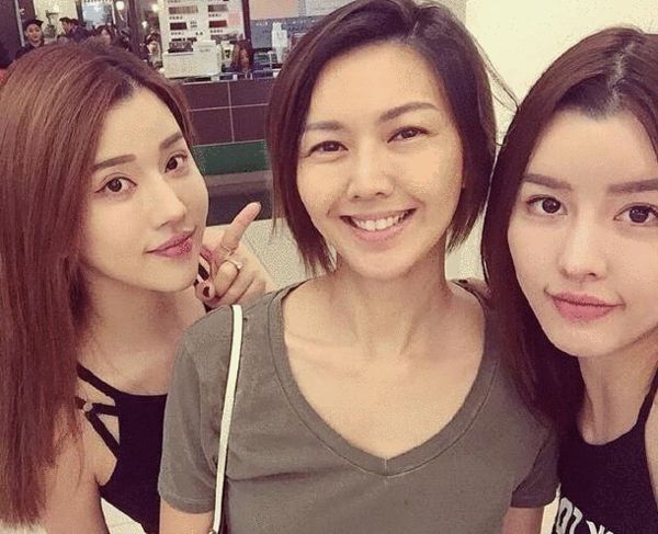 笑容亲和一如既往！孙燕姿素颜与By2姐妹合影