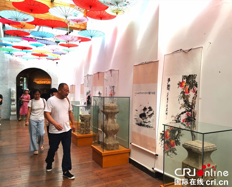 贵阳青岩：百年古镇游客多（组图）