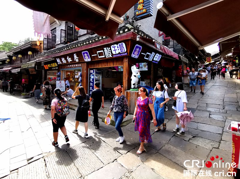 贵阳青岩：百年古镇游客多（组图）