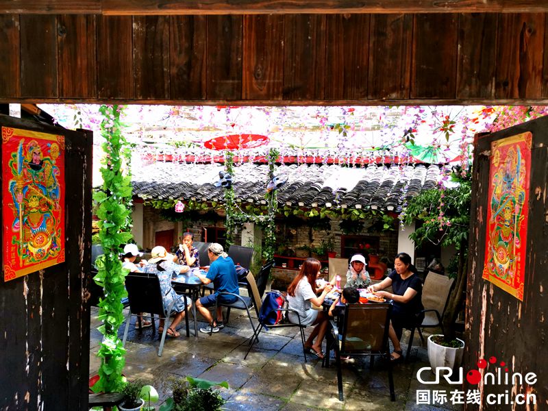 贵阳青岩：百年古镇游客多（组图）