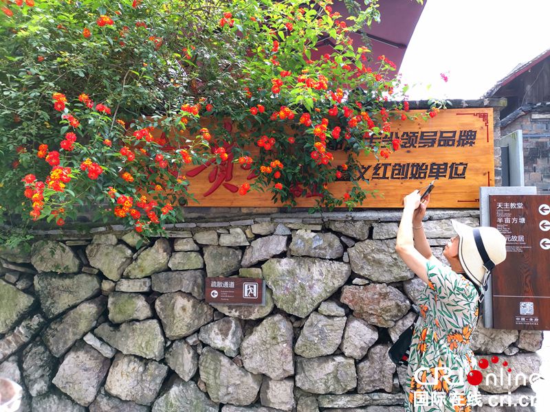 贵阳青岩：百年古镇游客多（组图）