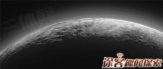 冥王星的神秘虫洞被一些阴谋论者认为是生物过程所致,如此密集的深坑似乎没有自然过程的理由。不过美国国家航空航天局的科学家认为这些深坑可能来自挥发性物质,一系列像虫穴一样的深坑和低谷形成于物质挥发后的塌陷,由于冥王星上温度极低,一些物化过程是我们所无法想象的。
新视野”号的仪器显示,冥王星的大气层大气压力低于预期值,蓝色朦胧的大气主要由氮构成,冥王星的颜色被认为是由于不同的有机化合物混合而成,还有氮、一氧化碳和水等。
宇航员的团队认为可能是水冰漂浮的固态氮表面上,形成漂浮移动的现象。同时固态氮也有内循环存在,升华会导致中间塌陷,形成空洞。那么就有一个问题出现,使其升华需要热量,热源在哪里?