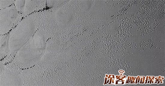 新视野号探测器传回来高分辨率的冥王星照片,NASA新视野号团队的科学家泰勒-威尔金斯发现,照片分析结果显示这里有东西在动,多个不明轨迹出现在冥王星表面,这个课题马上开始研究。
去过滩涂的朋友应该知道,许多潮间带生物喜欢居住于此,它们的巢穴就位于滩涂下方,一旦有人靠近,就迅速钻到滩涂下方,于是表面就形成了密密麻麻的洞口。这一幕也发生在冥王星上,这是否为冥王星不明生物的巢穴入口?