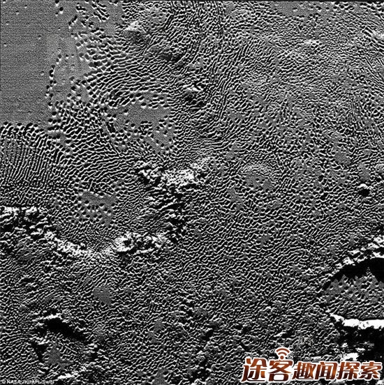 NASA地质学家、冥王星地球物理小组成员威廉-麦金农发现冥王星内部有热源,在数千米深处的热源导致固态氮被加热,形成气泡后上升,这就是内循环的主要机制。气泡上升后使得表面形成空洞,就像我们在滩涂上看到的潮间带生物留下的洞口。
美国宇航局探测器通过远程侦察成像仪拍摄到一个跨幅250公里的区域,这里还有许多明亮的甲烷冰存在。这暗示冥王星可不是一个死寂沉沉的地方,内部可是相当“热闹”。
冥王星的半径是737英里(1187公里),科学家在冥王星上红色区域发现了有机化学物质的存在,表面覆盖着一层甲烷,冥王星的表面温在35到55K,相当于零下238到零下21摄氏度之间。