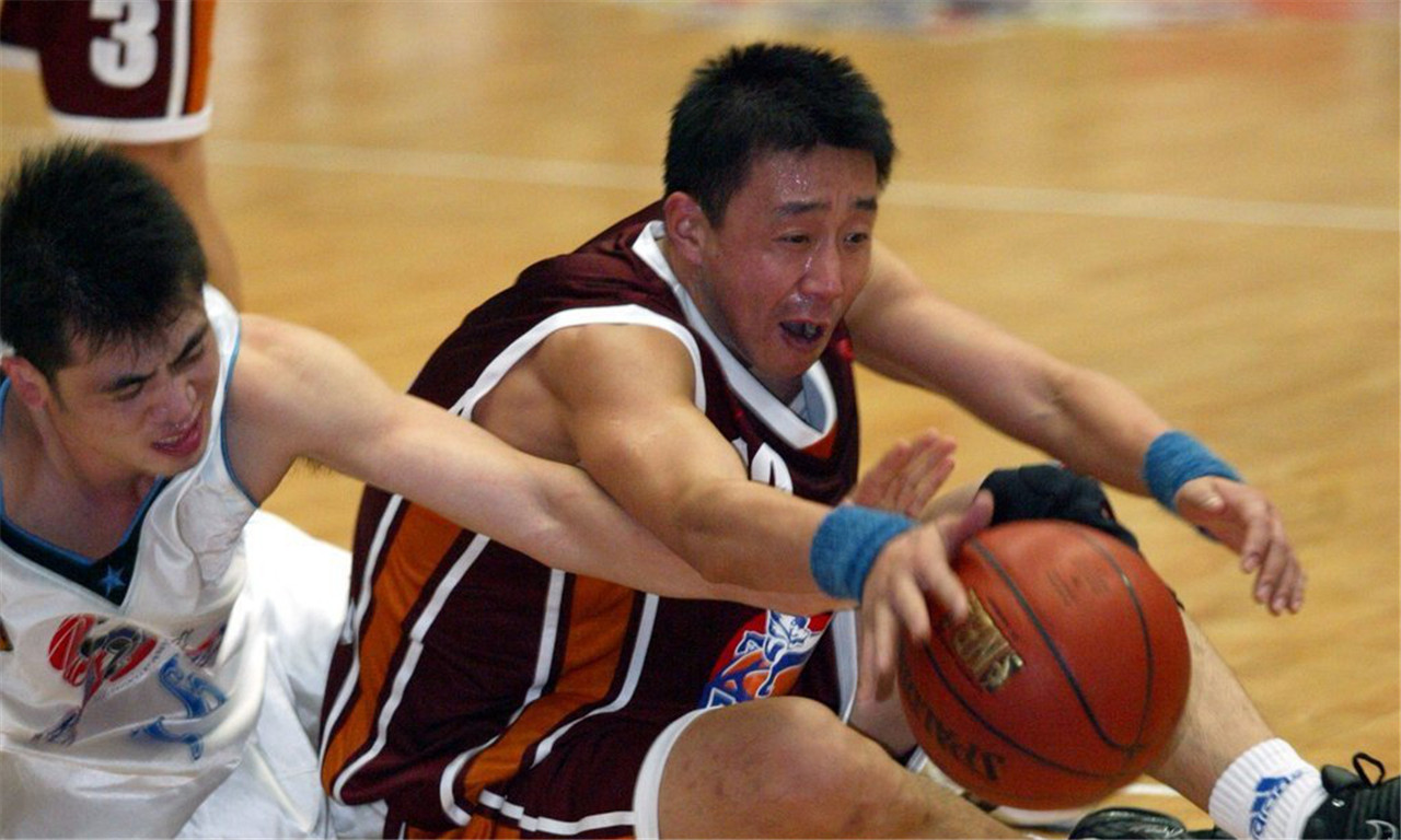 李根在大学联赛的出色发挥引起了武汉体院篮球教练单卫国的注意,作为