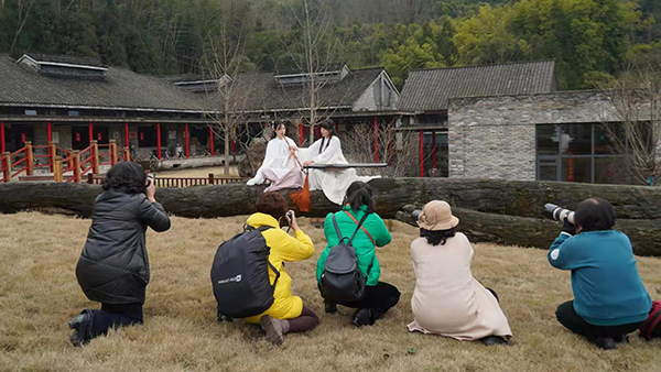 成都邛崃举行“邛酒之春”拍摄采风行开机仪式_fororder_酒庄拍摄现场-供图-邛崃市委宣传部