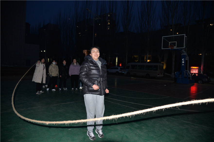 陕西靖边：凝聚巾帼力量 绽放女性芳华_fororder_跳大绳排练 (2).JPG