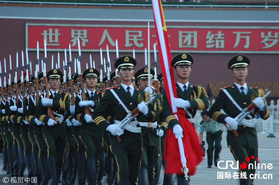 1月1日，天安门广场升旗仪式首次由解放军仪仗队执行_fororder_VCG111141495330 拷贝