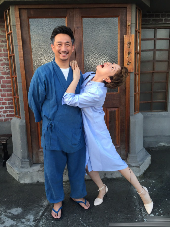 海清趴在黄磊肩膀上动作夸张 自称“没吃药”(图)