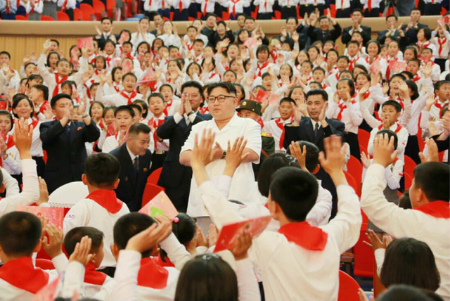 金正恩观看朝鲜少年团成立70周年庆祝演出 与儿童合影(组图)