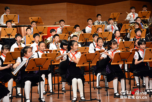（市州/社会）贵阳市举行中小学迎新音乐会 盲聋学生展歌喉送祝福