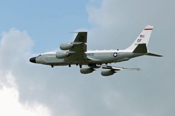 美軍RC-135偵察機東海遭殲10攔截 細節曝光