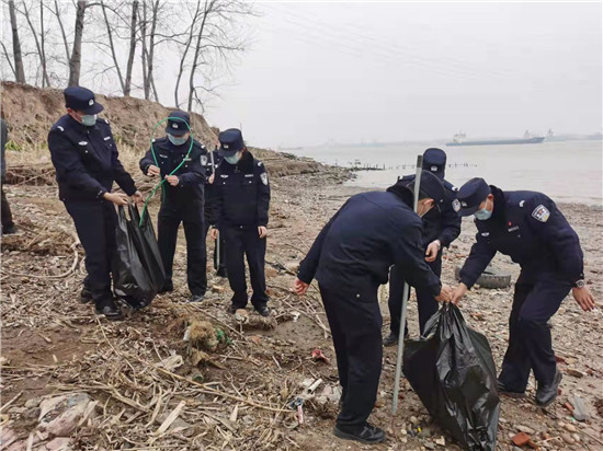 長航青年民警開展新春環保志願者活動_fororder_圖片1