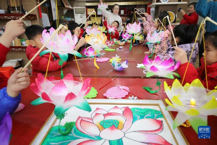 ແຫ່ງຕ່າງໆພາຍໃນປະເທດຈີນຕ້ອນຮັບບຸນຂະຫນົມບົວລອຍ_fororder_1128365979_16447560471931n