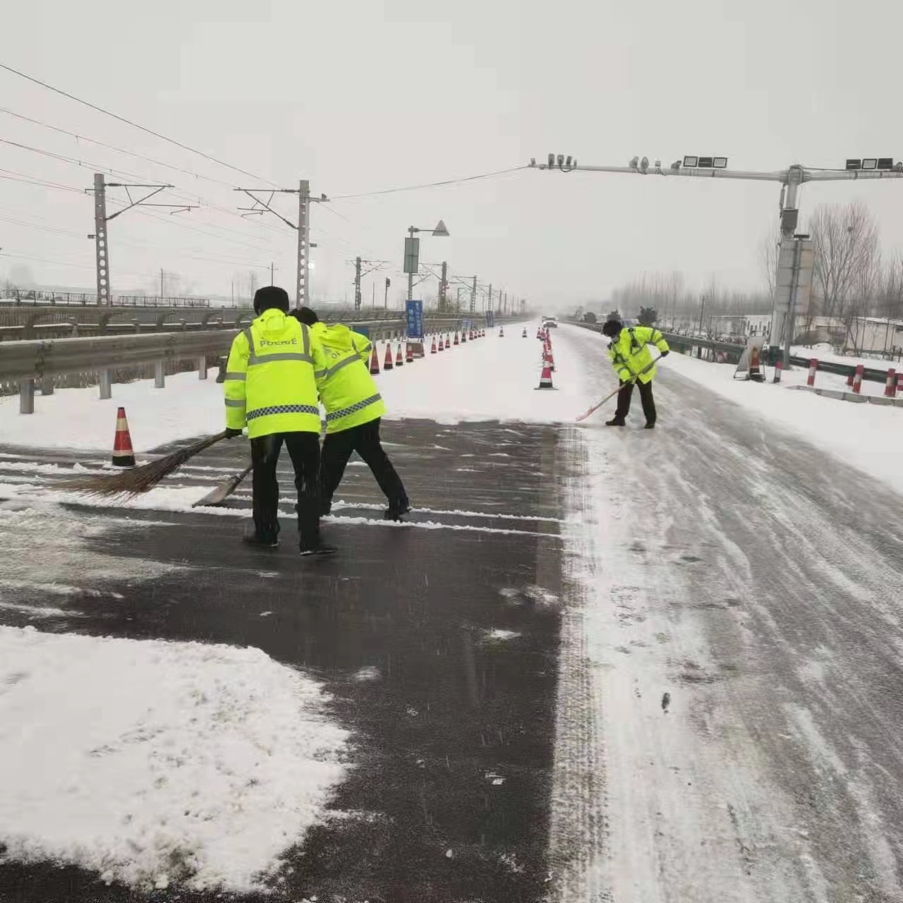 （原创）石家庄交警迎战恶劣天气保障道路安全_fororder_2