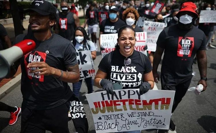 美国民众身穿印有黑人的命也是命标语的衣服参加游行