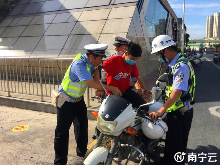 高考首日，南宁交警共接到13起高考相关求助