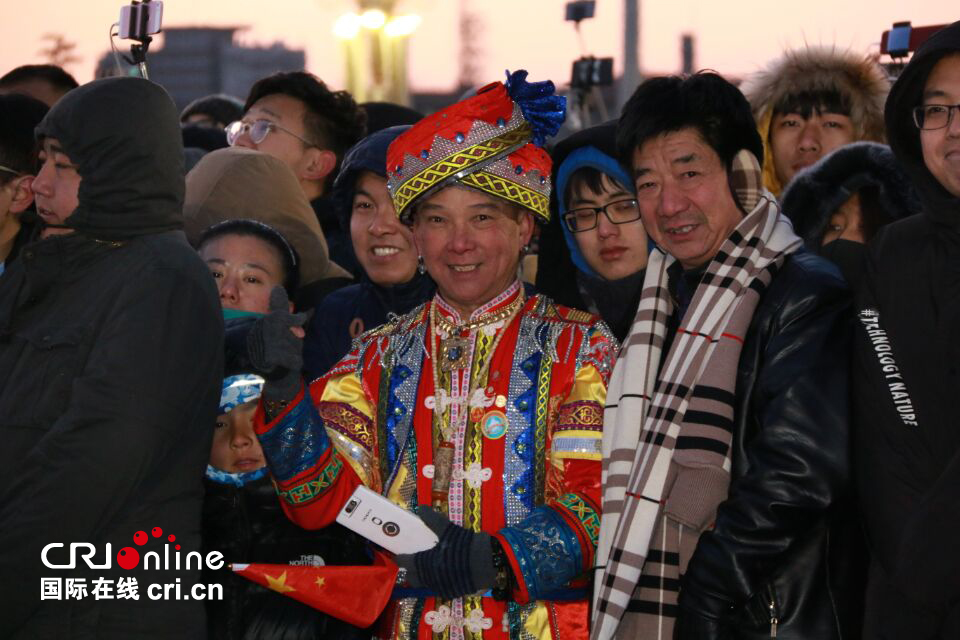 天安门广场上，上万名民众从全国各地汇集而来_fororder_QQ图片20180101071945 拷贝