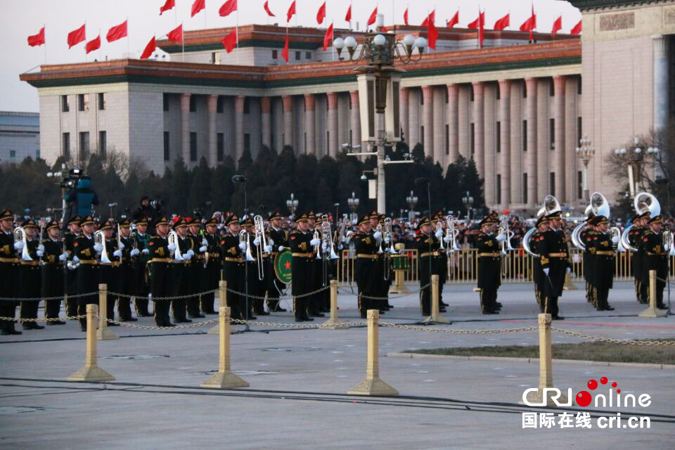 升旗时军乐团现场演奏国歌_fororder_QQ图片20180101082537 拷贝