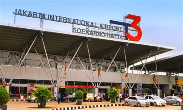 ອິນ​ໂດ​ເນ​ເຊຍ​ມີ​ແຜນ​ຈະ​ຄ່ອຍໆ​ຍົກ​ເລີກ​ການ​ກັກ​ບໍລິ​ເວ​ນສຳລັບ​ຄົນ​ເດີນທາງ​ເຂົ້າປະ​ເທດ_fororder_印尼机场