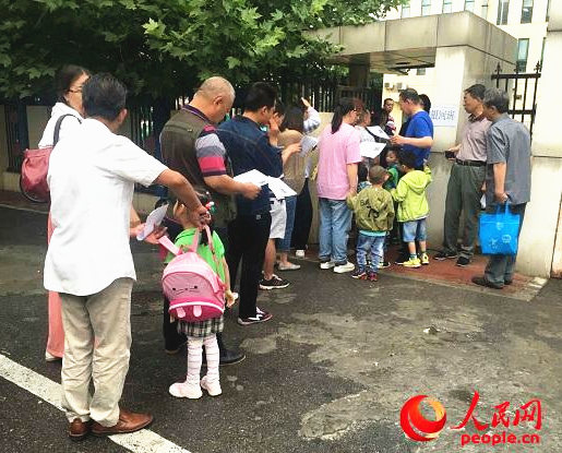 北京丰台一幼儿园多名孩子流鼻血 与塑胶操场有关？