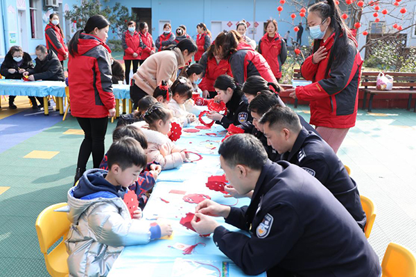 【原创】重庆高新区警方与幼儿园师生共同庆祝元宵佳节_fororder_图片3