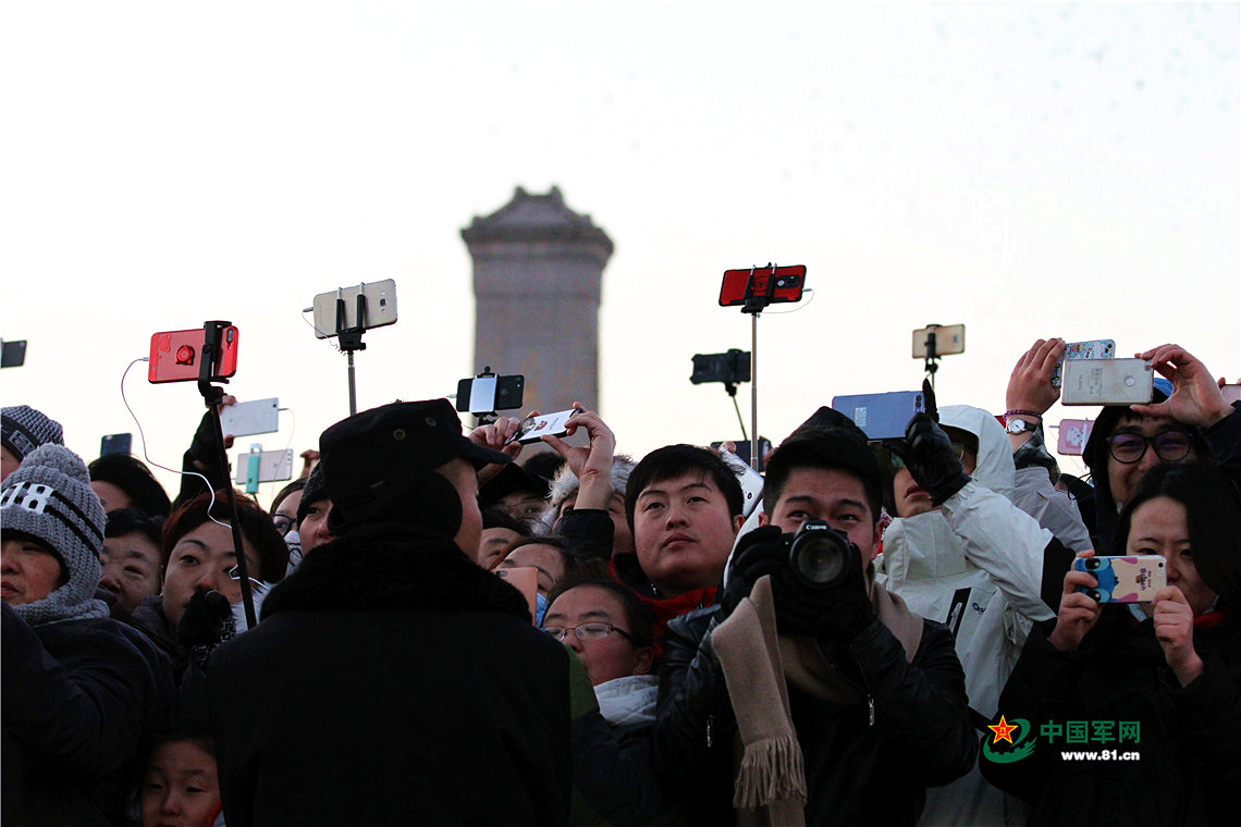 这是现场等待观看升旗仪式的观众.中国军网记者 孙智英 摄