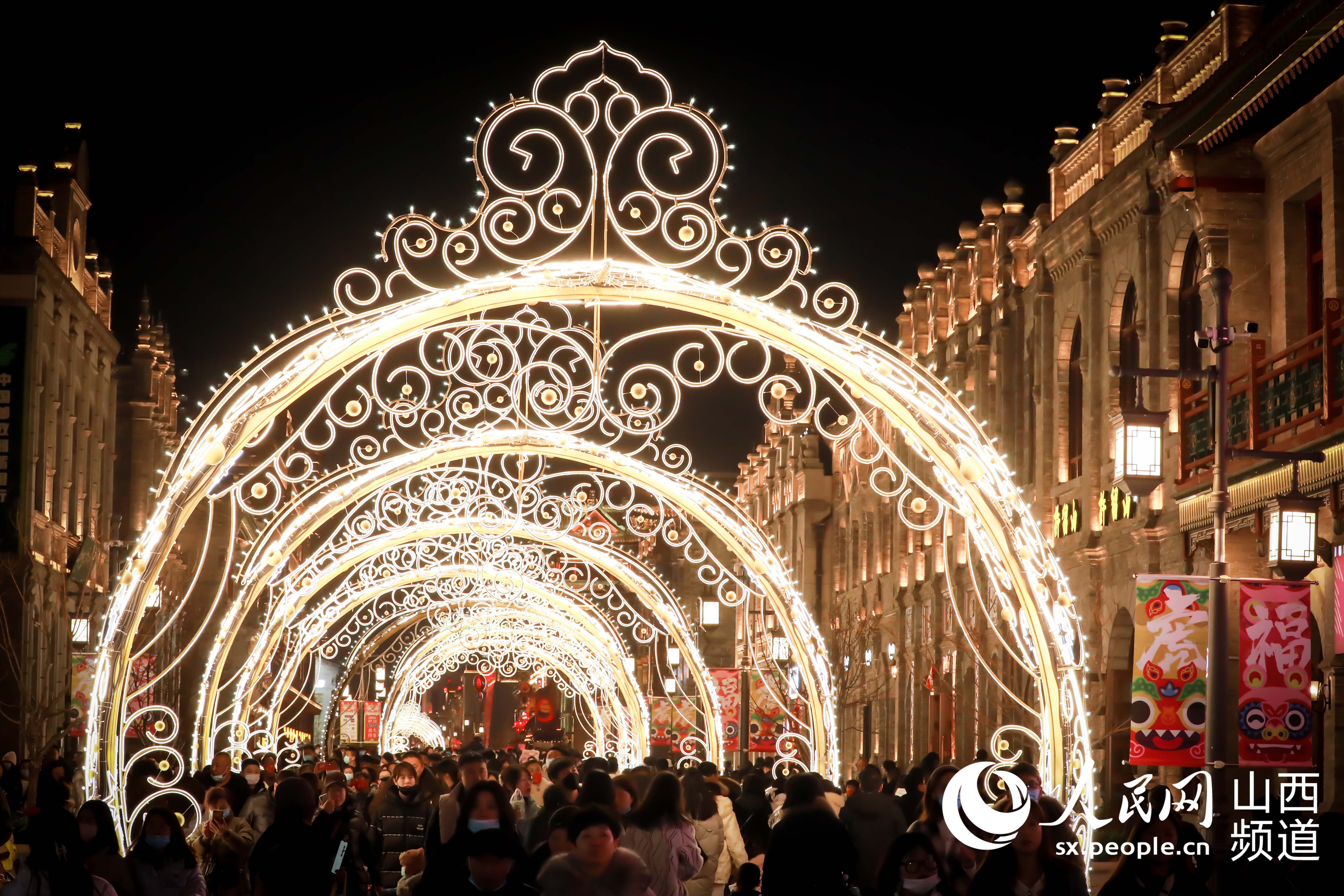 山西太原：流光溢彩钟楼街 璀璨灯火迎客来