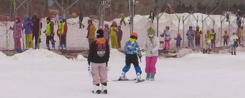 冬奥会掀起冰雪热 滑雪场里客如潮