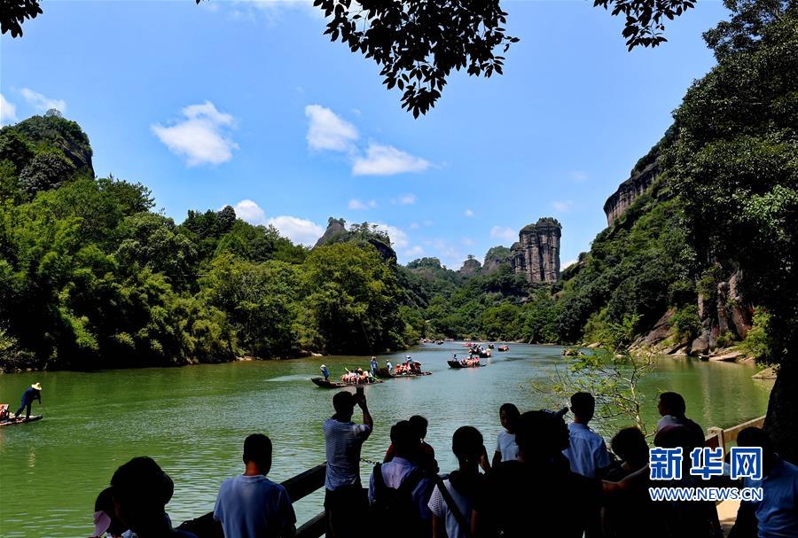 【焦点图3】盛夏武夷山 畅游九曲溪