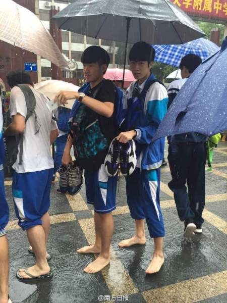 高考次日广州暴雨 有考生光脚赶考