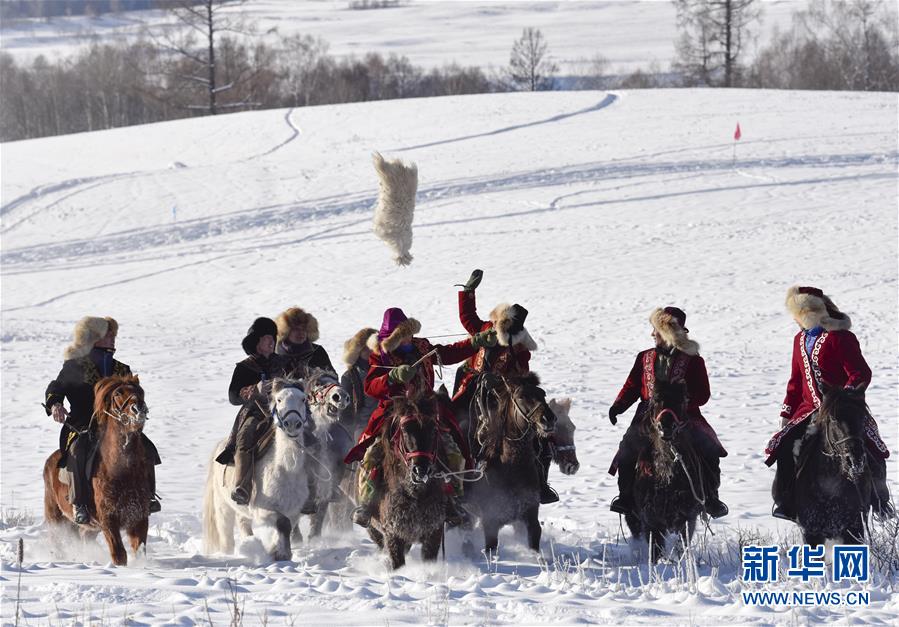 新疆舉行首屆禾木國際潑雪節