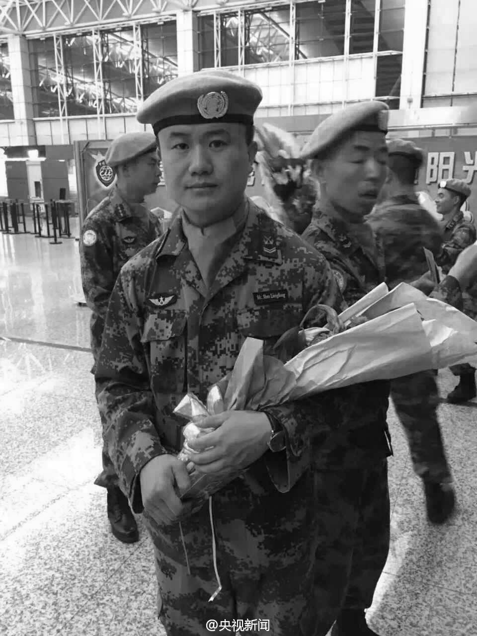 中国驻马里维和部队烈士申亮亮的灵柩启程回国(组图)