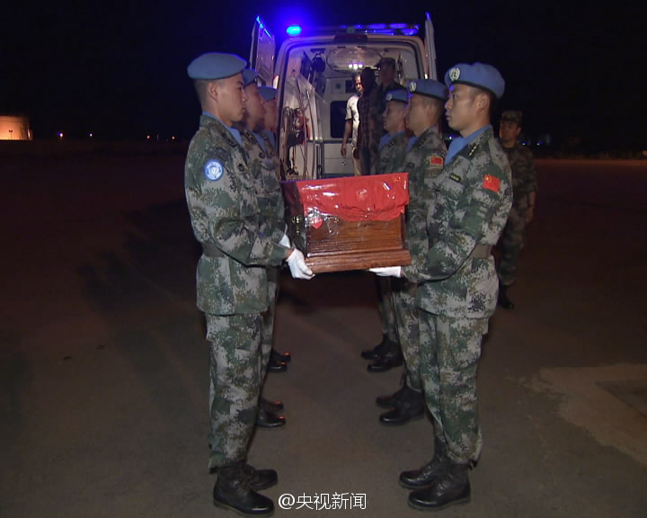中国驻马里维和部队烈士申亮亮的灵柩启程回国组图