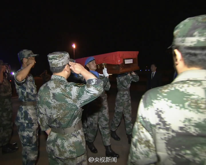 中国驻马里维和部队烈士申亮亮的灵柩启程回国组图