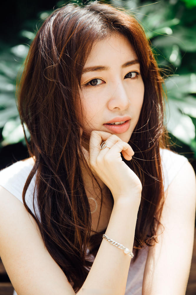 组图：邹凯妻子长发照迷倒众生 被赞气质女神