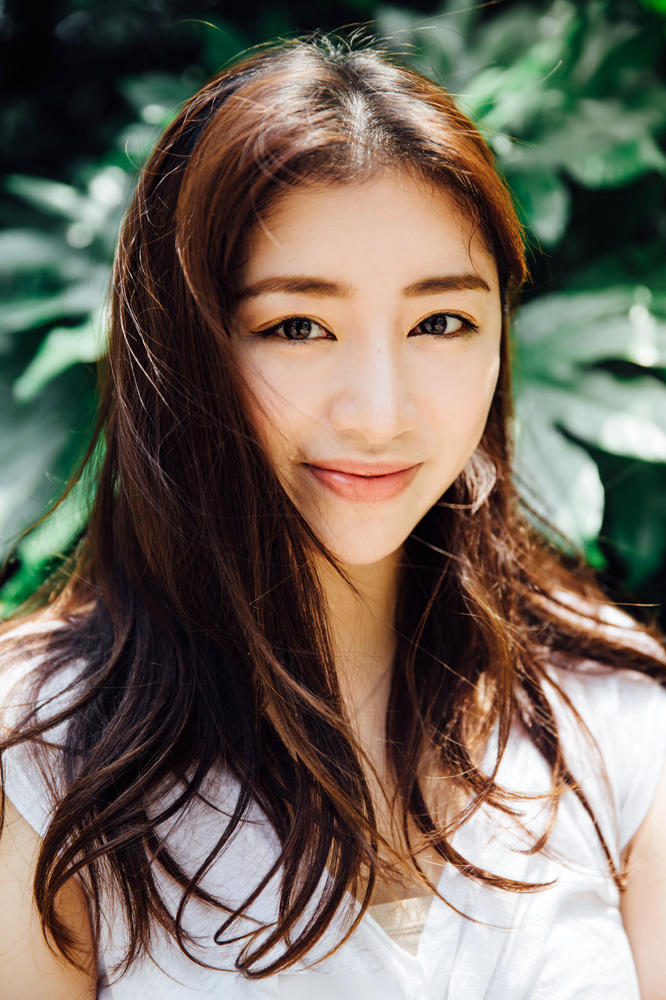 组图：邹凯妻子长发照迷倒众生 被赞气质女神