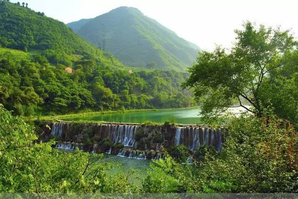 自然景观奇特,奇松遍布,怪石瞬陶,山势陡峭,沟谷峡长,瀑布常年不断,白浪奔腾不息,四季皆胜,处处为景。