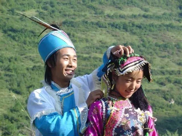 藏族妇女身着民族盛装,弹起口弦,唱起藏歌,跳起富有民族特色的白马藏族舞,牛头马面舞和锅庄舞,如诗如画的藏族风情,热情奔放的篝火晚会为公园旅游更添异彩,使游客兴高采烈,留连忘返。