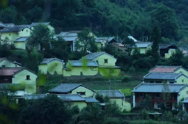 "月洼松间篝火明,笛弄山风声声情。褐衣裘裳背揉背,春情缠绵心印心"。这是宕昌诗人杨材美咏《西羌古风》的佳句。