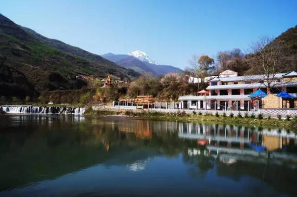 前段沟谷较宽,错落着大大小小的湖泊,沿途有藏族村落和农家乐,从沟里返回的游人大都会在这里停歇,品尝地道的农家饭。
