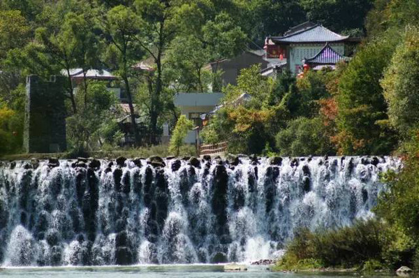 大河坝景区则是一副画卷,山清水秀,鸟语花香,峰回路转,曲经通幽,大面积的原始森林是一个天然氧吧。