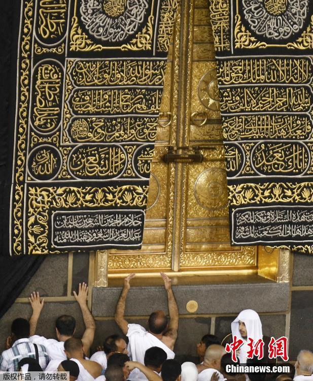 穆斯林斋月齐聚圣城麦加 礼拜场面壮观(组图)
