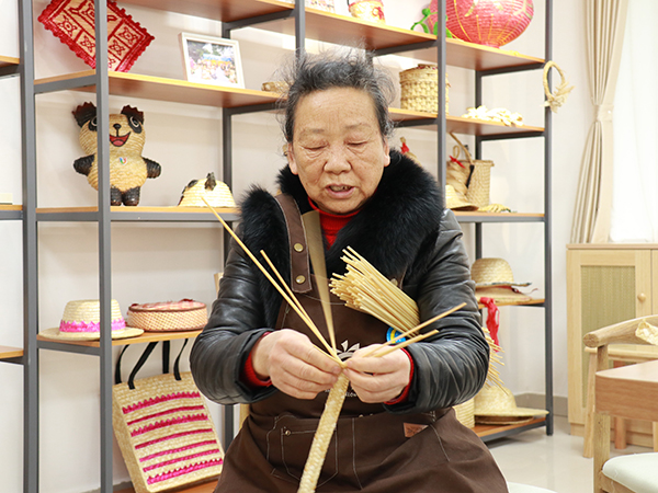 成都柏合街道：“草编嬢嬢” 六十余年守艺柏合人的非遗艺术_fororder_草编文化非遗传承人陈秀英正在编制草编--摄影-刘世光