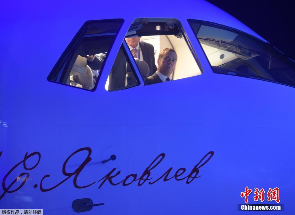 俄总理出席飞机下线仪式 坐驾驶舱过“飞行员瘾”