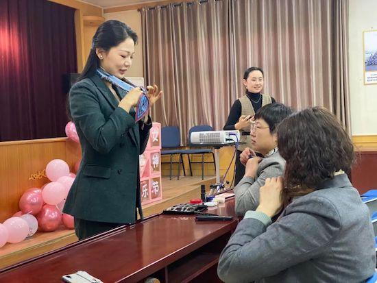 “女神节”来临 济南旅游学校以礼仪和美学课程服务驻地街道