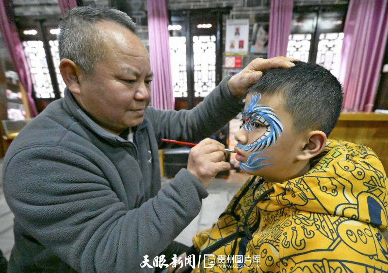 贵州锦屏：隆里“花脸龙”惊艳亮相