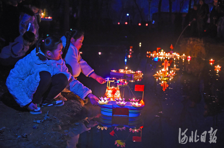 河北临城放河灯送祝福