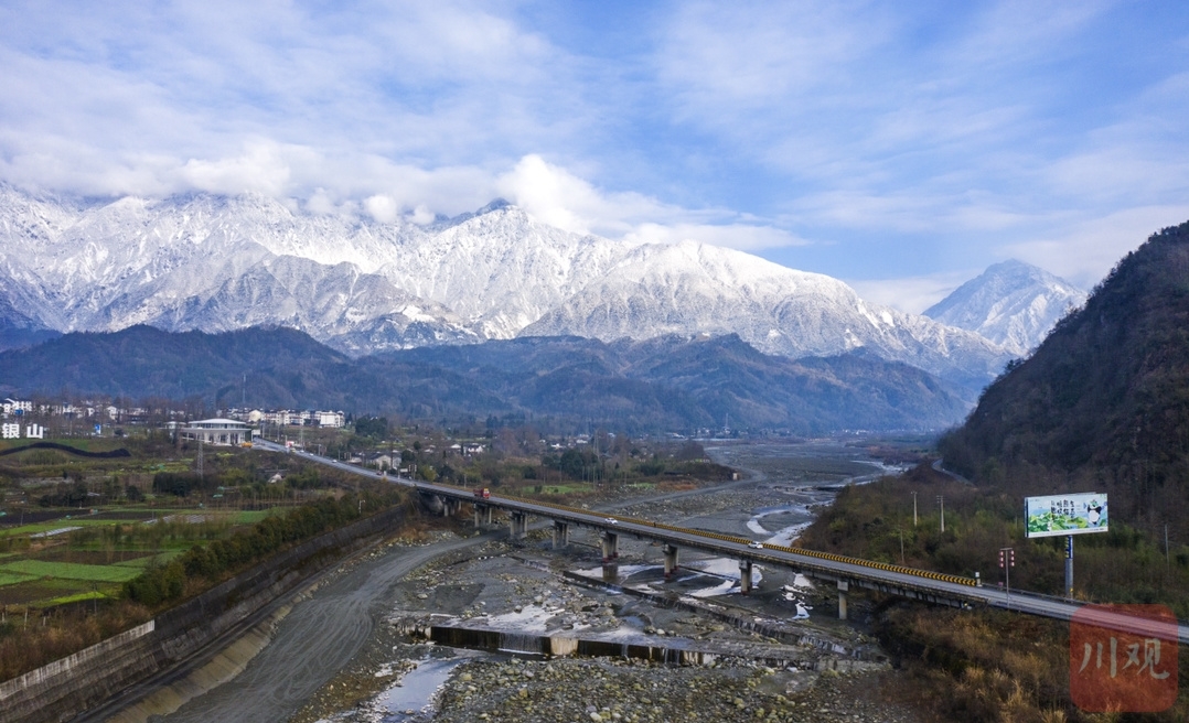 （中首）抬头见雪山 航拍奇峰逸景湔江河谷